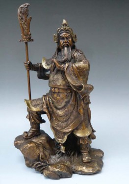 Dewa Guan Kong biasanya disembah umat Tionghua karena dipercaya mampu memberi berkah juga melindungi umatnya 